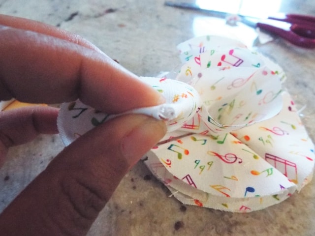 DIY-Fabric-Flowers-With-Glue-Gun-No-Sew (12)